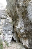 Ollobarrengo zuloa. Hortik igarotzen da bidea