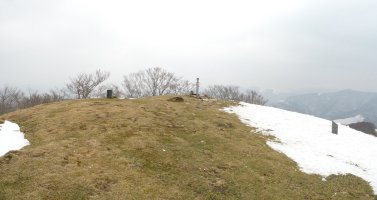 Urepelgo tumulua, mendiko gailur-gailurrean