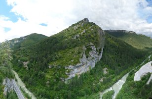 Argibleko malkarrak ekialdetik. Ezkerraldean Ezka ibaiaren gaineko zaldaina