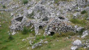 Hiru "arku" HEko bazter batean.