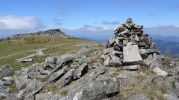 Ekialdeko bizkarreko harripila eta tontorra