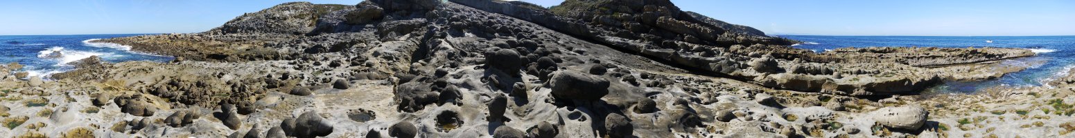 Harri borobilez osatutako paisaia (360º)