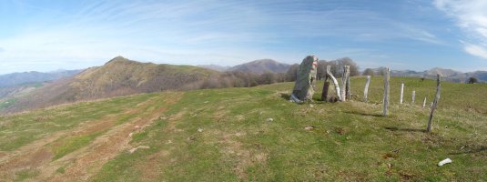Azaldegiko gailurra (978m), eta Autringo trikuharria