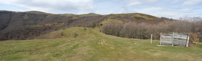 Abrakuko gailurra (933m). Hondoan, Argintzo eta Lohiluz