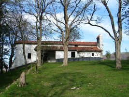 Leitzako igoeran, guruzbidearen amaierako ermita.