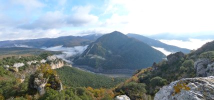 Oroz Betelu inguruko mendiak. Baxa lehen planoan