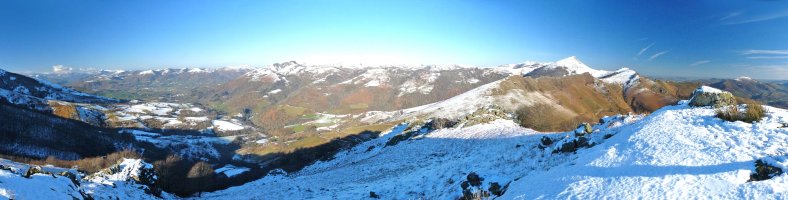 Usatxarretako gailurra (855m) eta Baztan ibarra