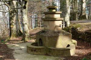 Iturri dotorea, Santa Barbara ermitaren aldamenean