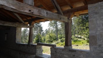 Aldameneko aterpeko sarrerako ikuspegia