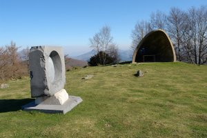 Aita Donostiaren omenez eraikitako monumentuak