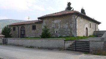 Ermita, hilerria aldamenean duela