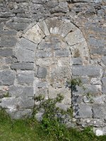 Itxitako atea aldamenean