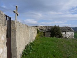 Hilerria aldamenean dauka