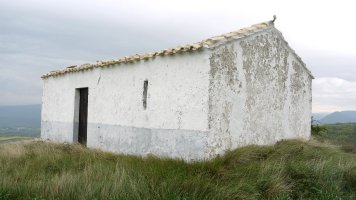 Santa Kruz ermita Arzotz aldean