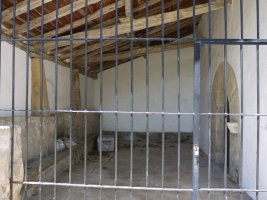 Arkupea horma eta burdin-hesiaz itxita