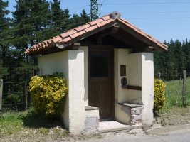 Santutxu bat errepide bazterrean, ermitaren parean