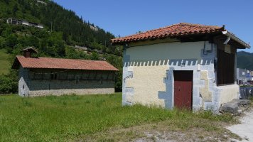 Erdotzako Amaren ermitatik oso gertu dago