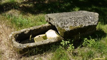 Harrizko hilobia ermitaren aldamenean