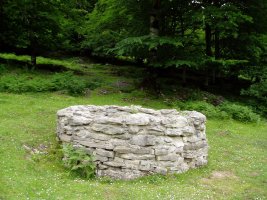 Harrizko hesi batez batestutako leizea ibilbidearen hasieran