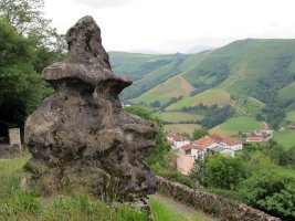 Behorlegi zutarria, atzean Behorlegi herria