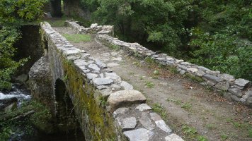 Zubi zaharra Leitzaran errekaren gainean