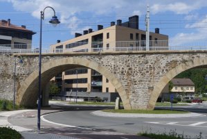 Bidegorriaren adar bat Trenbidearen azpitik pasatzen