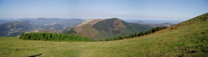 Mendebaldeko hegaletik iparraldera ikuspegi zabala