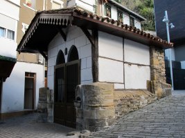 Santa Krutz ermita Debako hirigunean