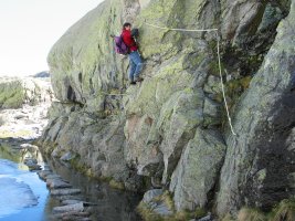 Elola aterpetxerako bidean kablea, Laguna Grande aintzira saihestuz