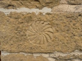 San Esteban ermitan zizelkaturiko ikurra