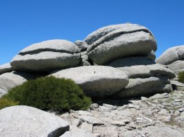 Oso bide entretenigarria da, inguruko harrien itxura harrigarriarengatik