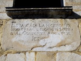 Arkodun atearen gainean dagoen Epigrafea