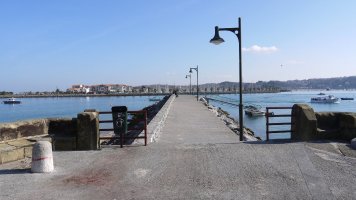 Enbarkaderoa Hendaiara begira