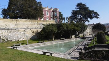 Jubilatuen egoitzaren aldameneko parkea