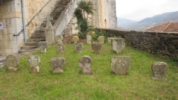 Hilarriak eliz atarian