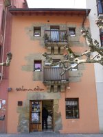 Herrigune zaharreko etxea