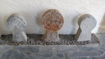 Eliz atariko Hilarriak