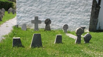 San Ciprian ermita Askonbegin, hilarriak aldamenean