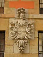 Udaletxearen atzealdean dagoen armarria