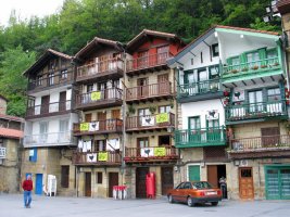 Donibaneko plazako etxeak