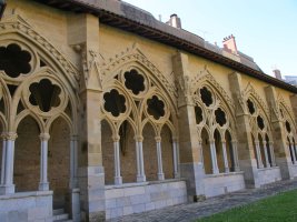 Santa Maria katedrala, klaustroa