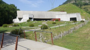 Ekainberri, Ekain kobaren errepika jasotzen duen eraikina, Zestoa