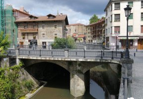 Agauntza gaineko zubia, Lazkao