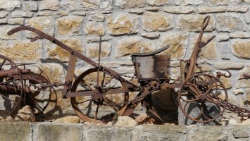 Baserriko tresna zaharrak Beasoaingo atari batean