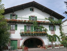 Etxebeltzea etxea, Erratzu