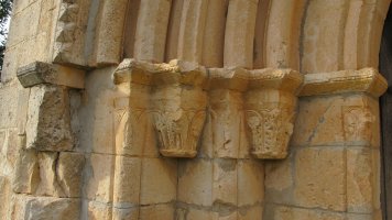 Granadoko Amabirjinaren baseliza, Albaina