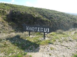 Gezi erakusgarria Karateako lepoan