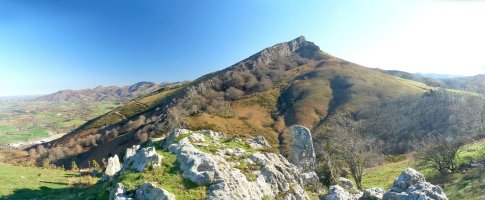 Saiberriko gailurra. Atzean, Atxuria