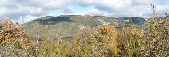 Aldaxurreko murruak ixten du ortzemuga iparraldetik