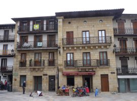 Plazako etxeak, Lezo